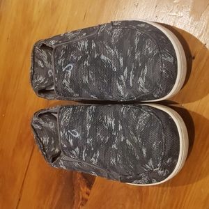 Olukai men's 8/EUR 41 gray camo fabric fold down heel shoes